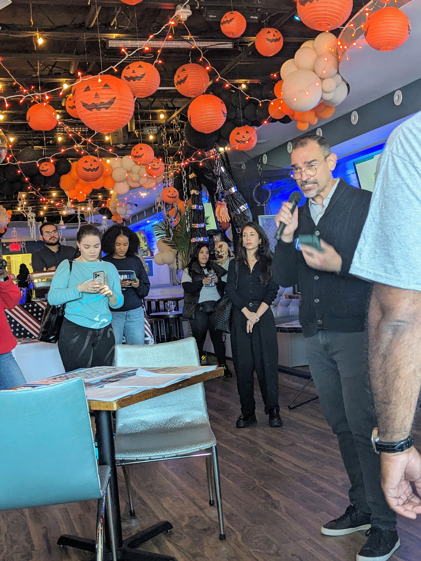 Javier Muñoz addresses a North Philly Latinos for Harris block party.